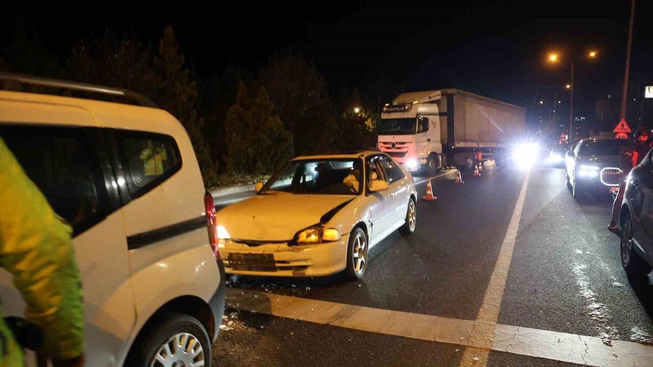 Nevşehir'de kırmızı ışıkta bekleyen araca arkadan çarpma: 1 yaralı