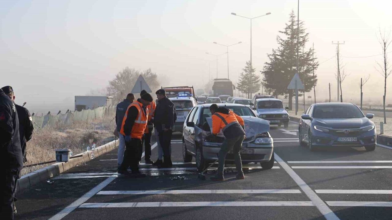 Nevşehir'de kırmızı ışıkta bekleyen minibüse arkadan çarpıldı: 3 kişi yaralandı