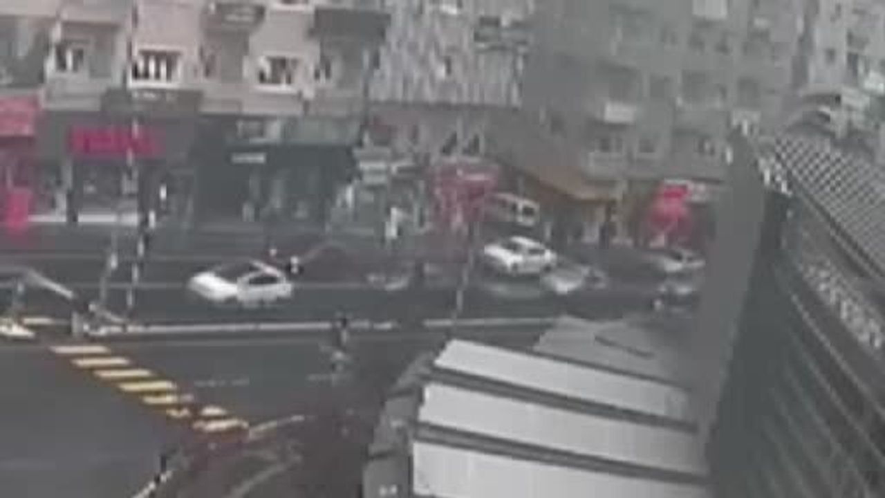 Nevşehir'de kırmızı ışıkta geri giden sürücü iş yeri camına çarptı