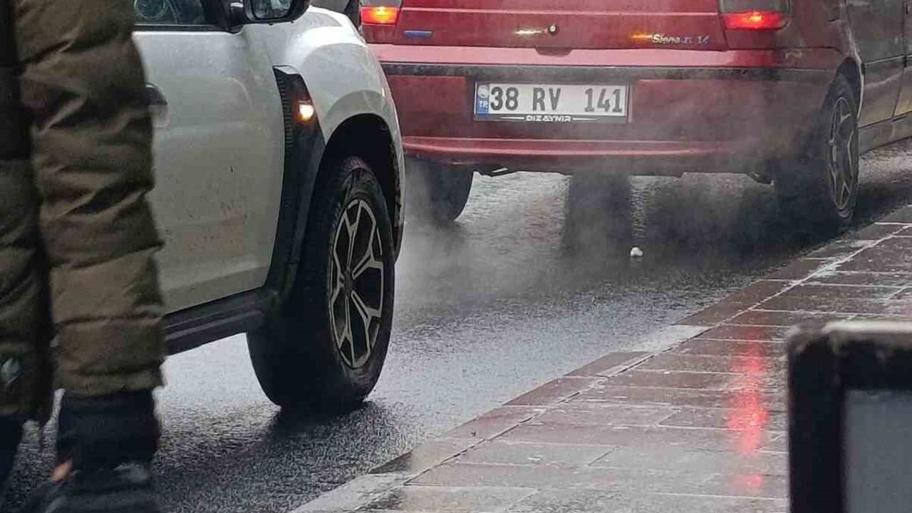 Nevşehir'de kırmızı ışıkta geri manevra yapan otomobil iş yeri camına girdi, sürücü kaçtı