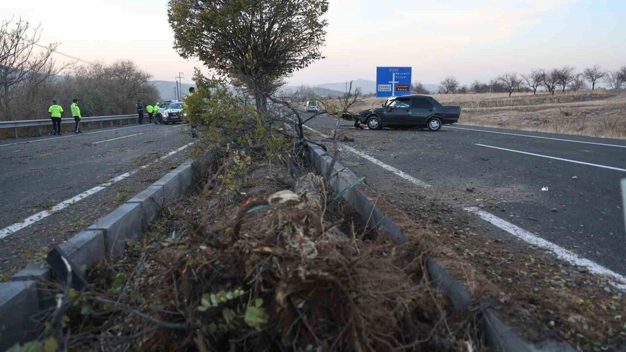 Nevşehir'de kontrolden çıkan otomobil refüje çarpıp 4 ağaca çarparak takla attı — Sürücü ağır yaralandı