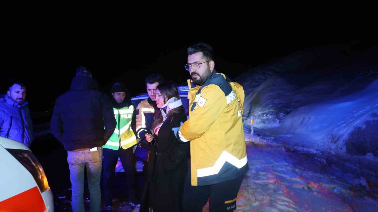 Nevşehir'de kontrolden çıkan otomobil şarampoldeki kayaya çarparak durdu — 4 kişi yaralandı