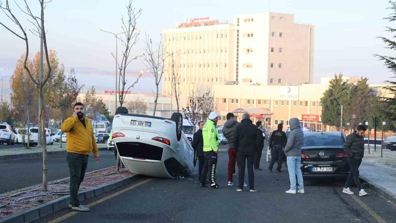 Nevşehir'de park halindeki araca çarpan otomobil takla attı: 1 yaralı