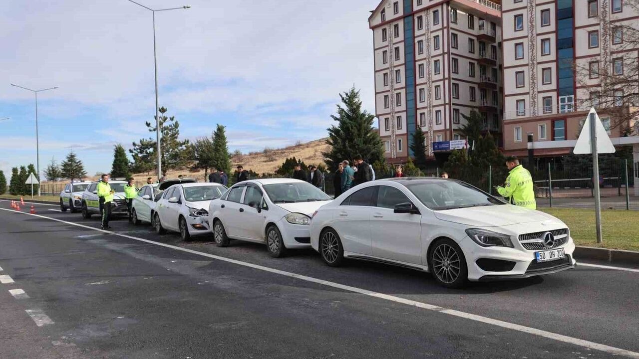Nevşehir'de Zübeyde Hanım Caddesi'nde 4 Araçlı Zincirleme Kaza: 2 Yaralı