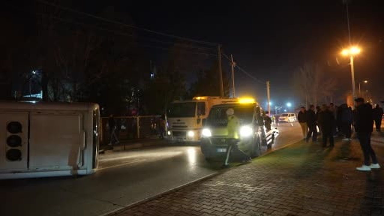 Niğde'de kavşakta işçi servisi ile otomobil çarpıştı: 11 yaralı