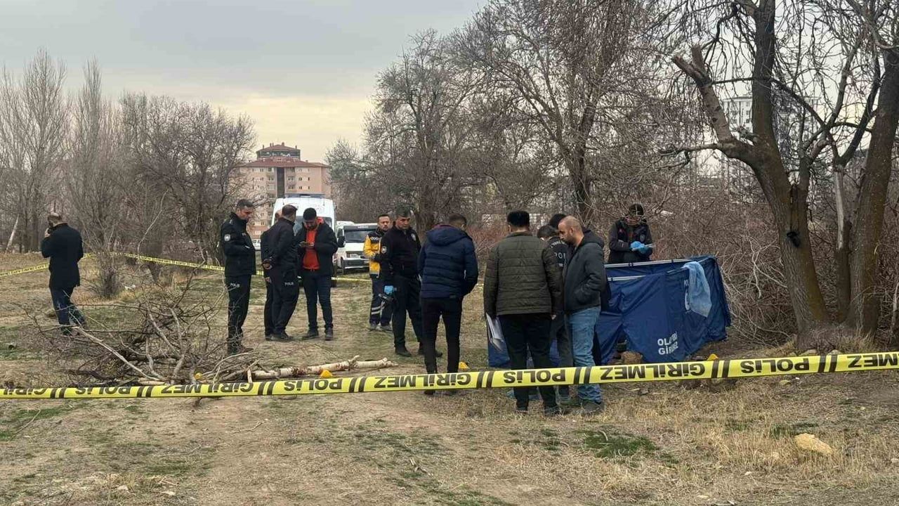 Niğde'de Kayardı Bağları Titreyen Çayırı Mevkii'nde boş arazide erkek cesedi bulundu