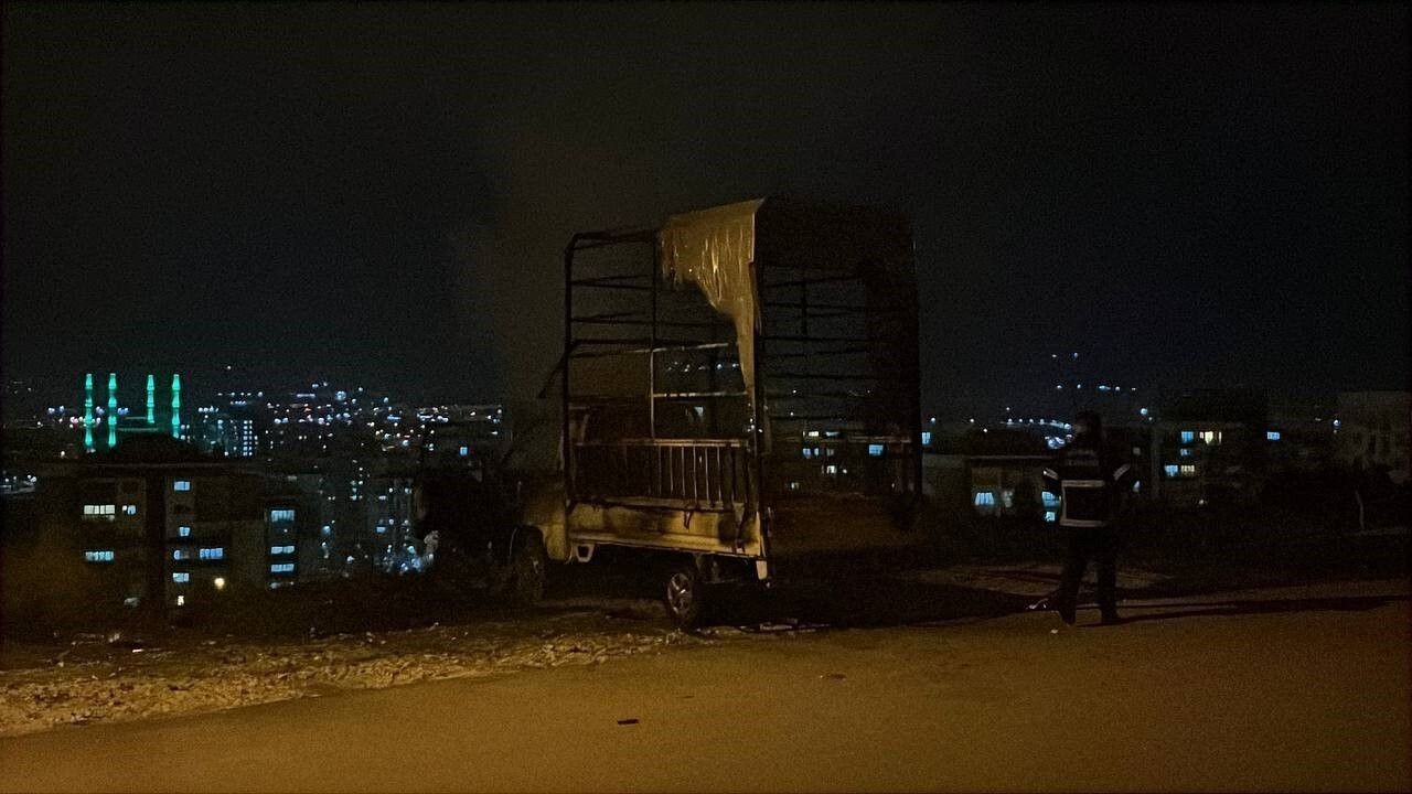 Niğde'de park halindeki 51 AEU 708 plakalı kamyonet yangında kullanılamaz hale geldi