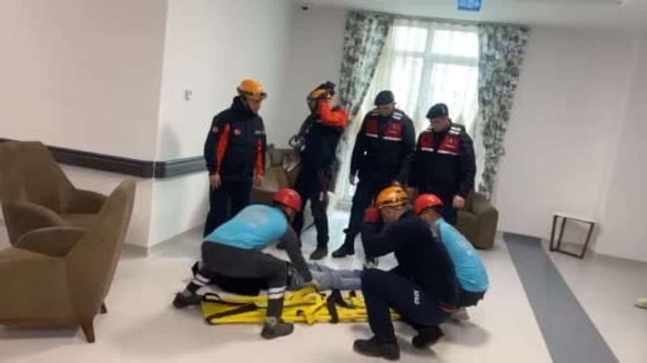 Niğde'de Yerel Düzey Afet Sağlık Grubu Saha Tatbikatı: 6.0 Deprem Senaryosu ile Tahliye ve Koordinasyon Testi