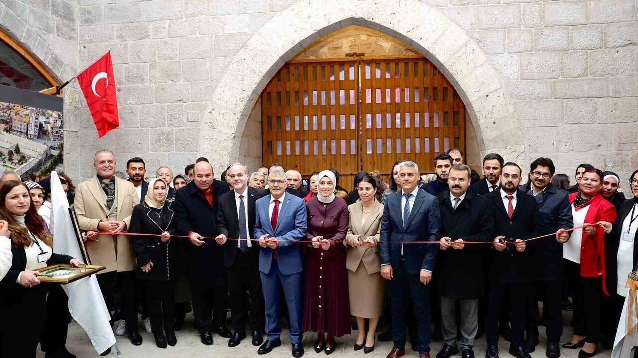 Niğde'de 'Zamanın ve Zarafetin İzinde: Niğde' sergisi Ulukışla'da açıldı