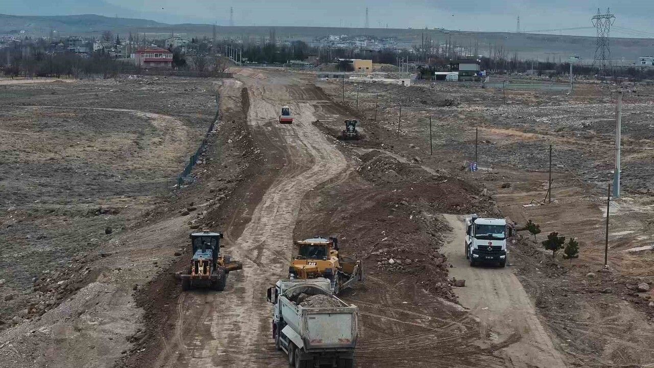 Niğde’nin Yeşilburç Köyünde Bisiklet ve Yürüyüş Yolu ile Yol İyileştirmeleri Sürüyor