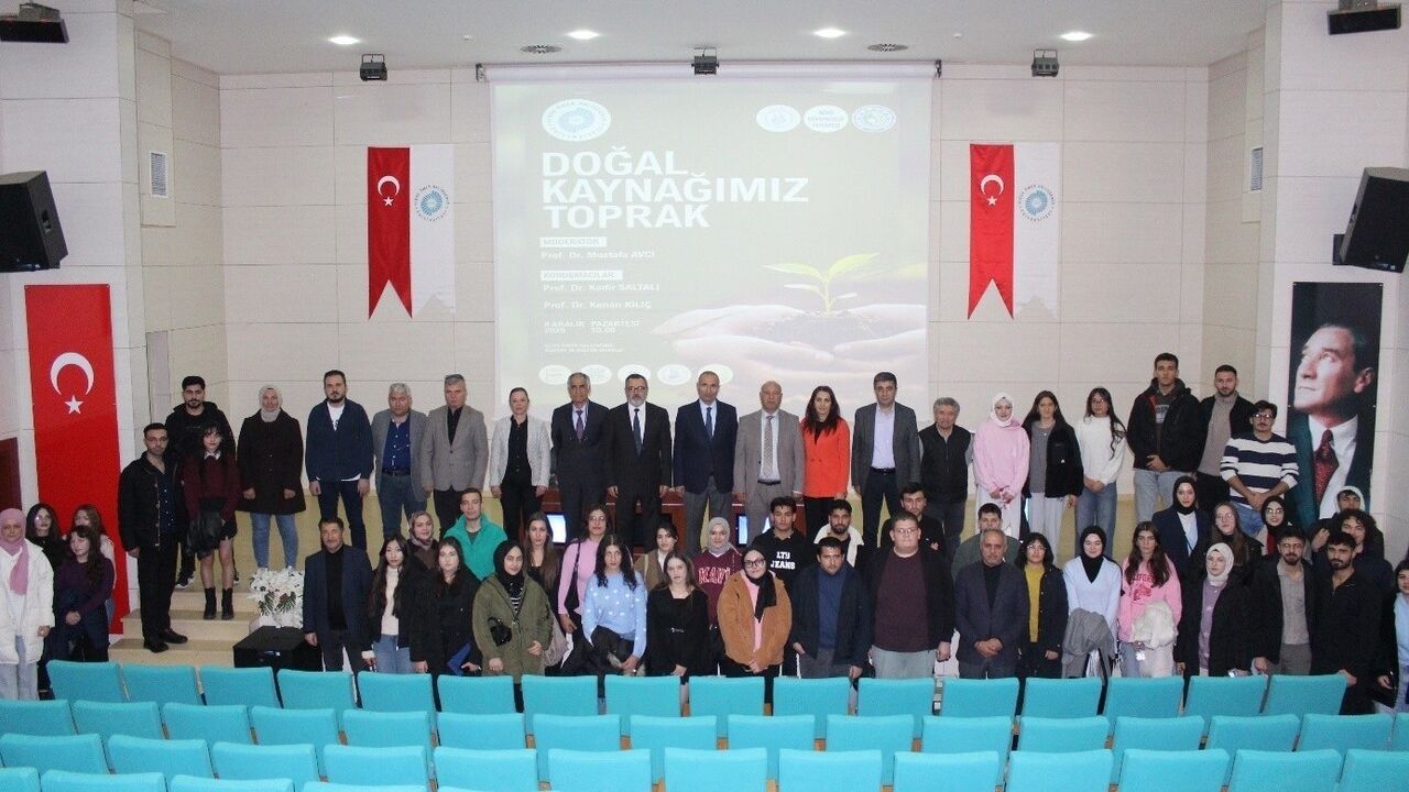 Niğde Ömer Halisdemir Üniversitesi'nde 'Doğal Kaynağımız Toprak' Programı: Toprağın Tarımsal ve Sağlık Boyutları Ele Alındı