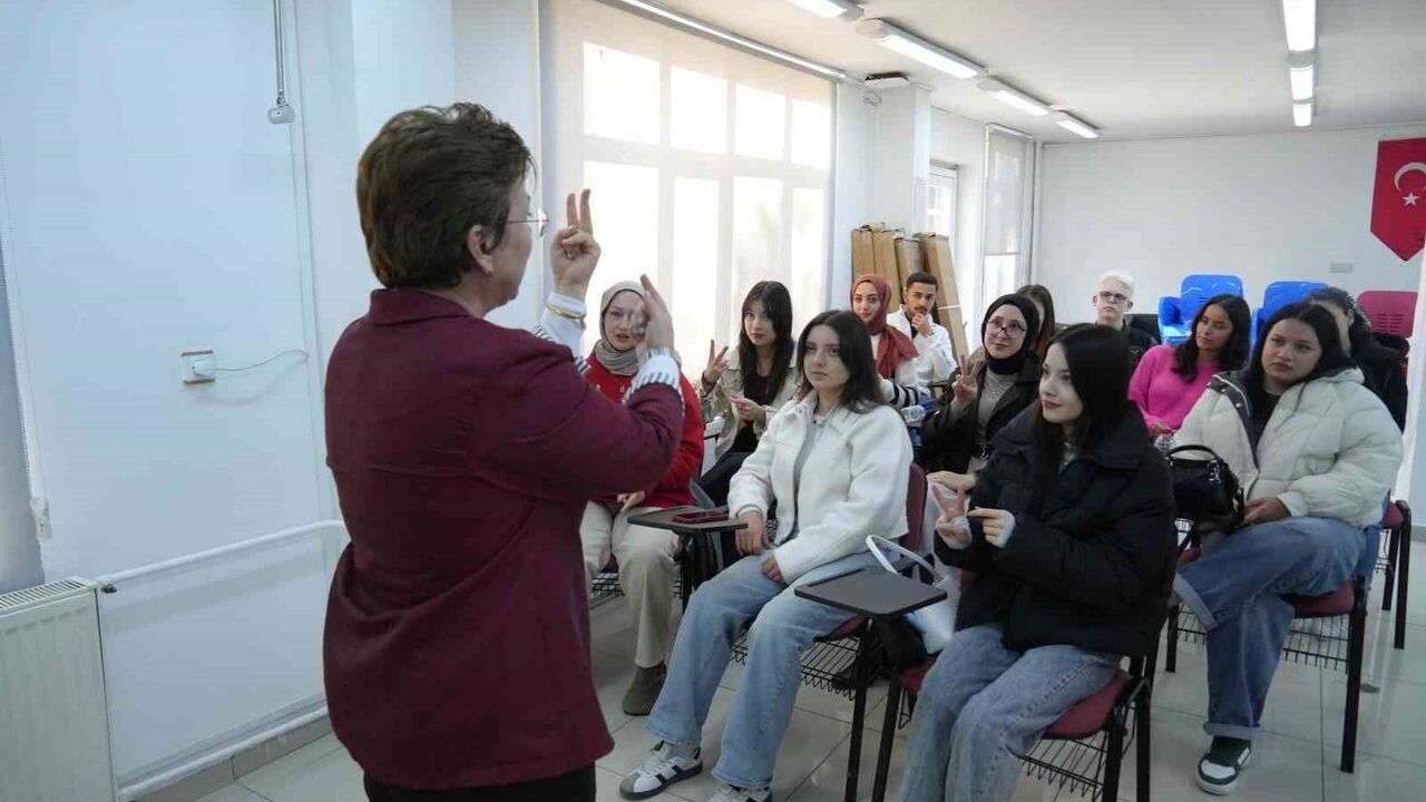 Niğde Ömer Halisdemir Üniversitesi öğrencileri işaret dili kursuyla işitme engellilerle iletişim becerisi kazanıyor