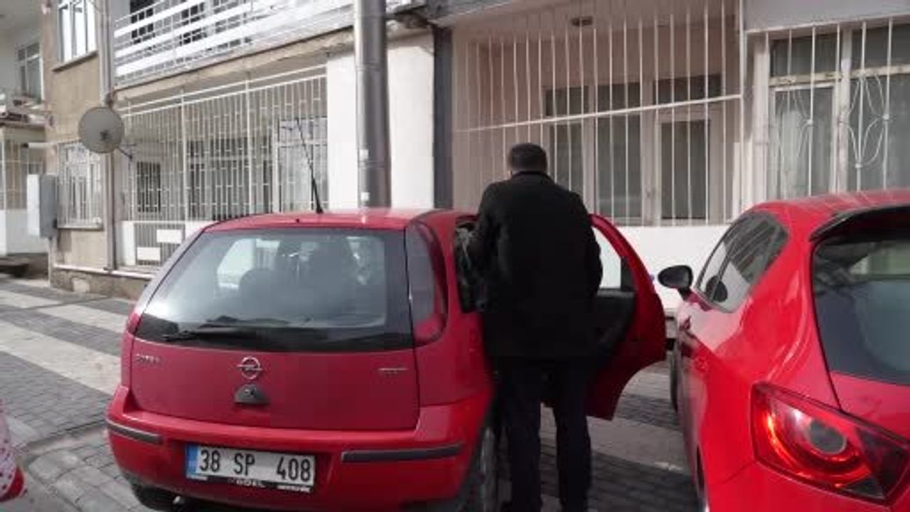 Niğde Ömer Halisdemir Üniversitesi, selebral palsili Tuğba Ateş’e tekerlekli sandalye hediye etti