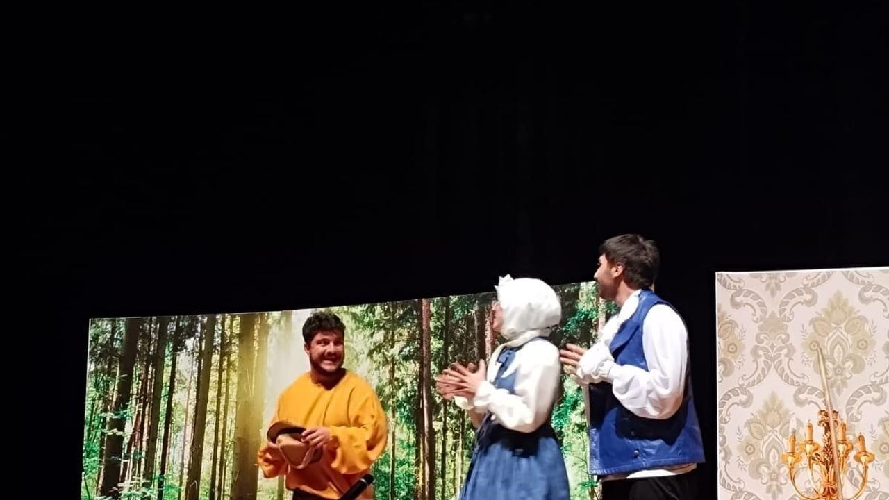 Niğde Ömer Halisdemir Üniversitesi Tiyatro Ekibi 'Zoraki Hekim' ile Sezon Finalini Tamamladı