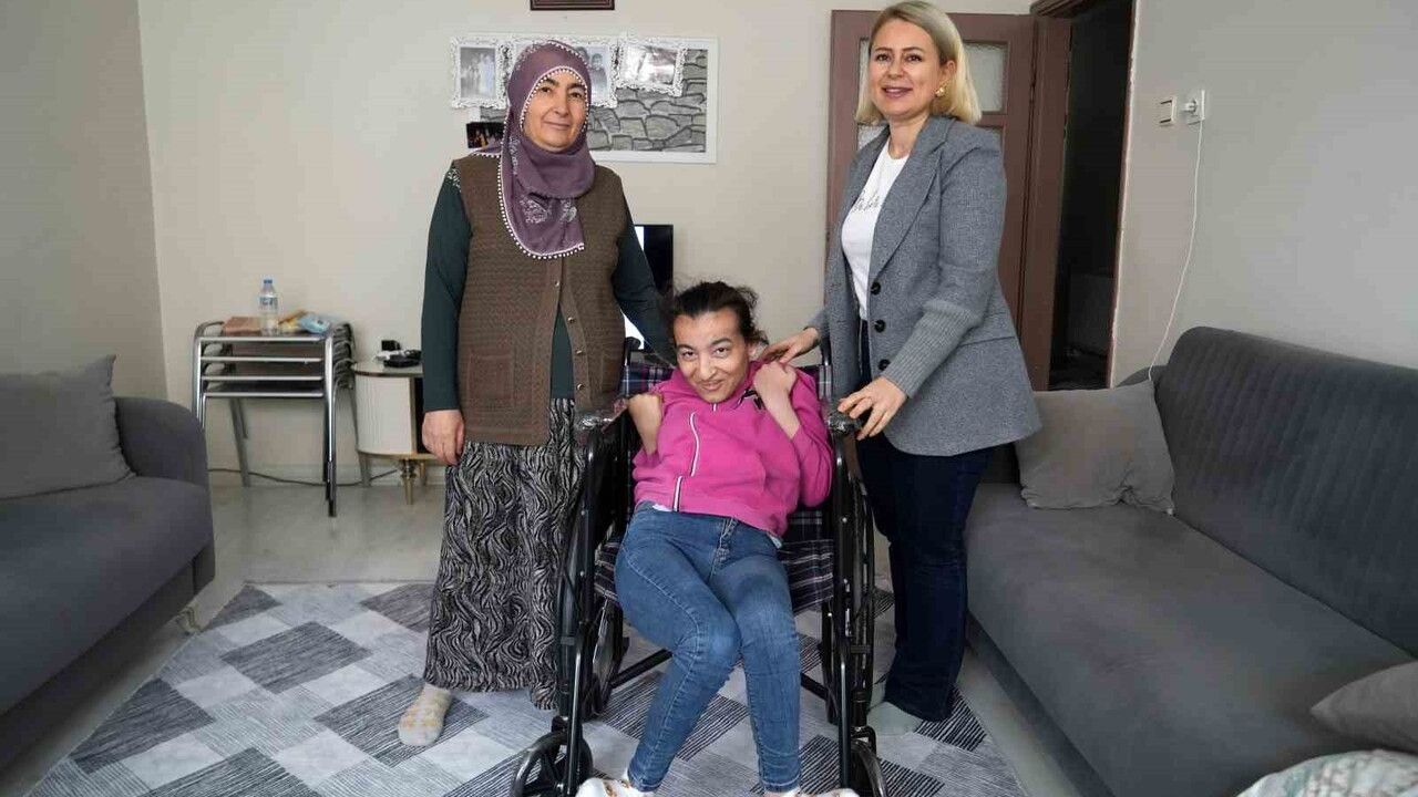 Niğde Ömer Halisdemir Üniversitesi, Tuğba Ateş’e Tekerlekli Sandalye Hediye Etti