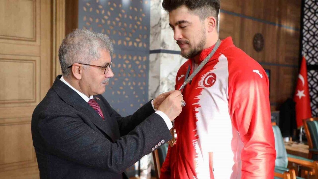 Niğdeli milli güreşçiler Kacur ve Kuş, Tokyo Deaflympics bronzuyla Vali Çelik'i ziyaret etti