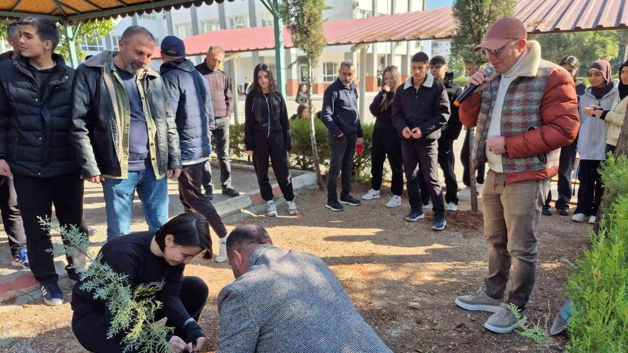 Nihal Erdem Anadolu Lisesi'nde 'Yeşil Vatan' kapsamında fidan dikim etkinliği