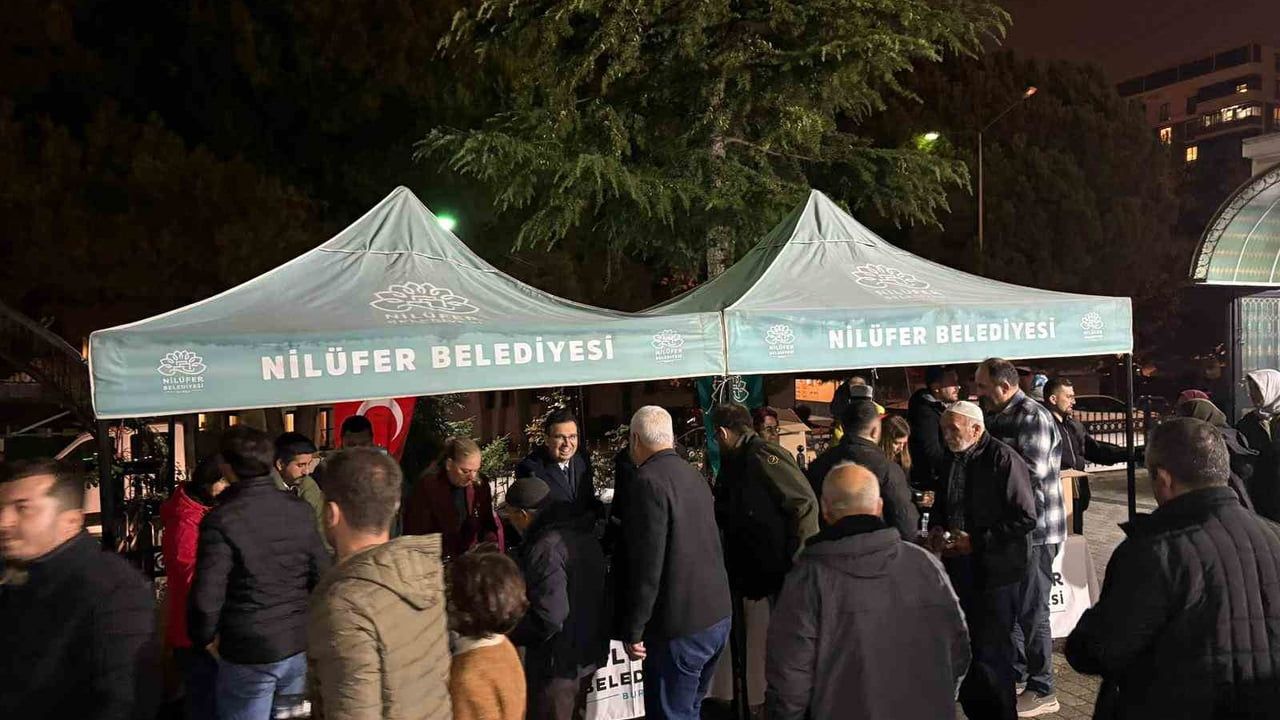 Nilüfer Belediyesi Regaip Kandili'nde 6 bin kandil simidi dağıttı