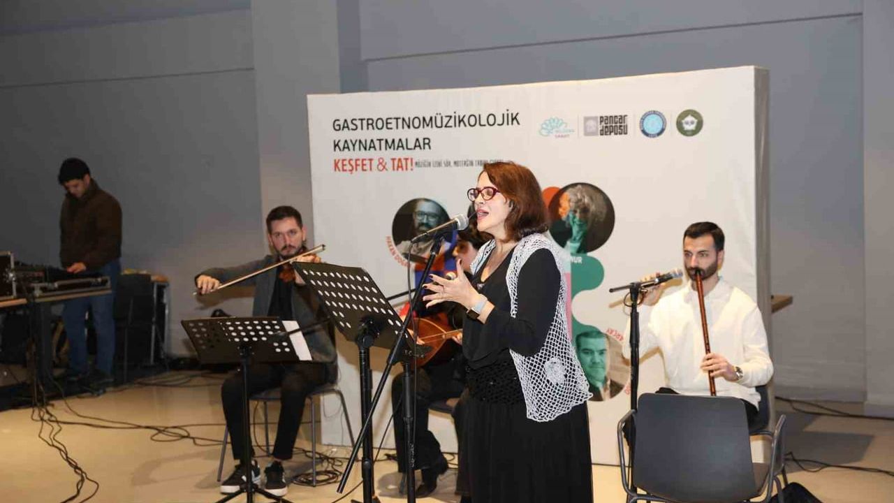 Nilüfer’de 'Gastroetno Müzikolojik Kaynatmalar' etkinliği: Yeni yılın kokusu, sofrası ve ritüelleri konuşuldu