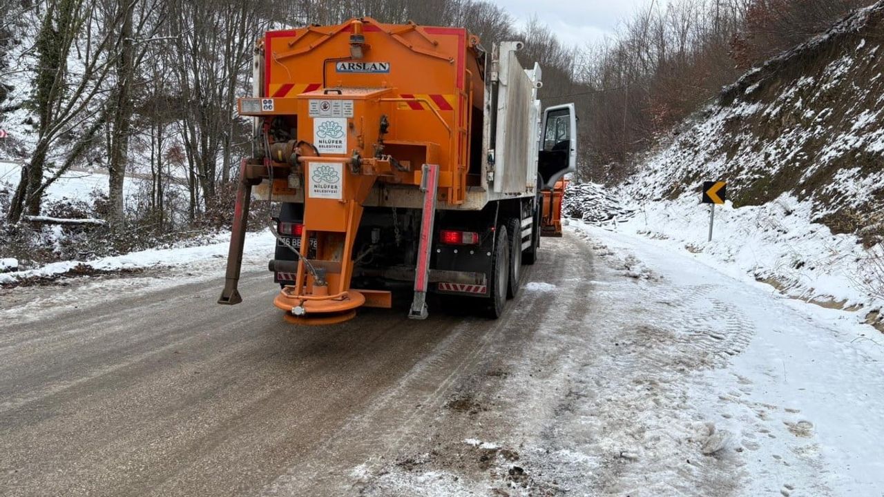 Nilüfer’de kar mesaisi: Belediye ekipleri yolları ve meydanları temizledi