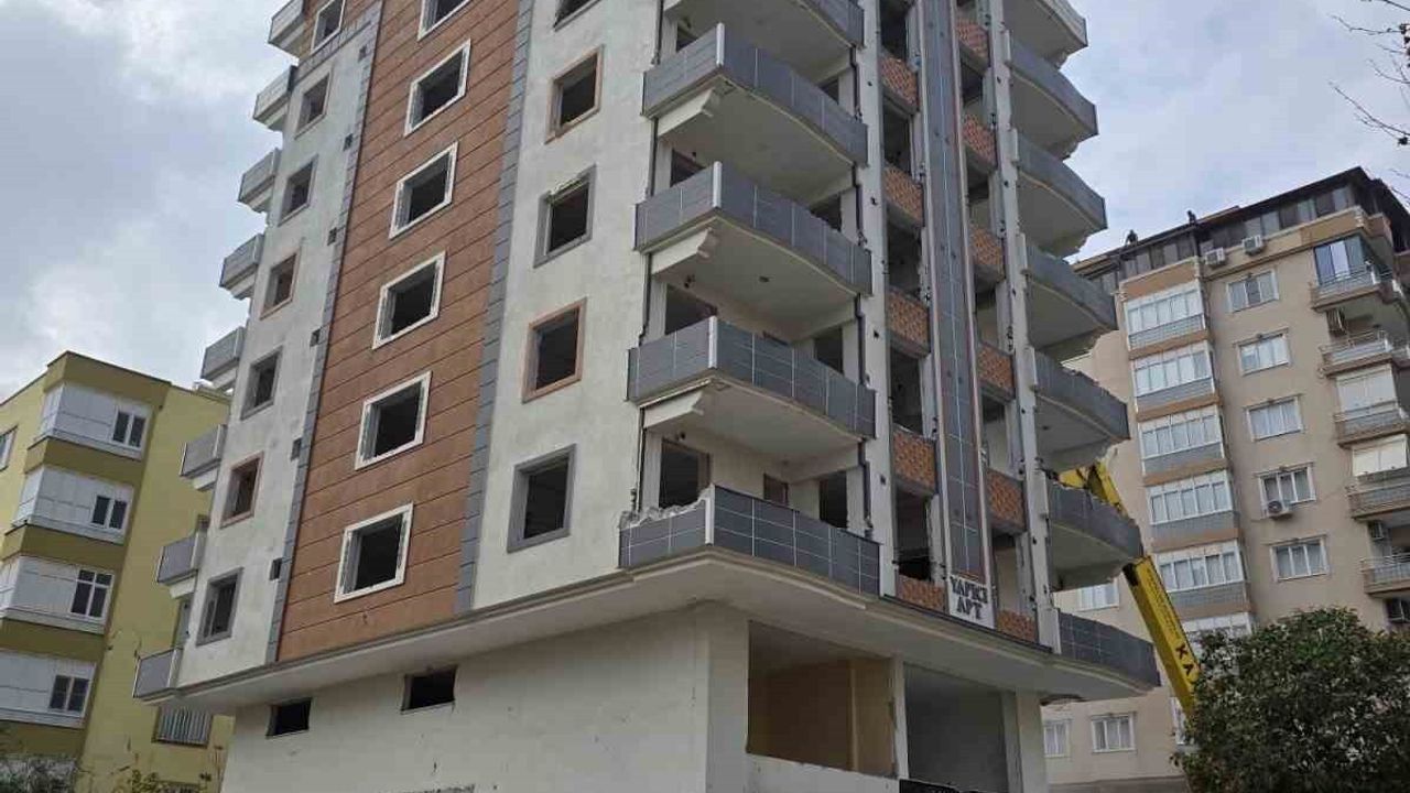 Nizip'te yıkım çalışması sırasında ağır hasarlı bina aniden çöktü; can kaybı yok