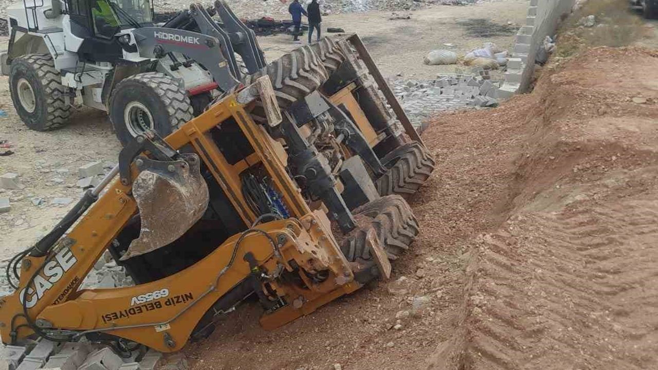 Nizip'te yol çökmesi sonucu kepçe devrildi: Operatör yaralandı