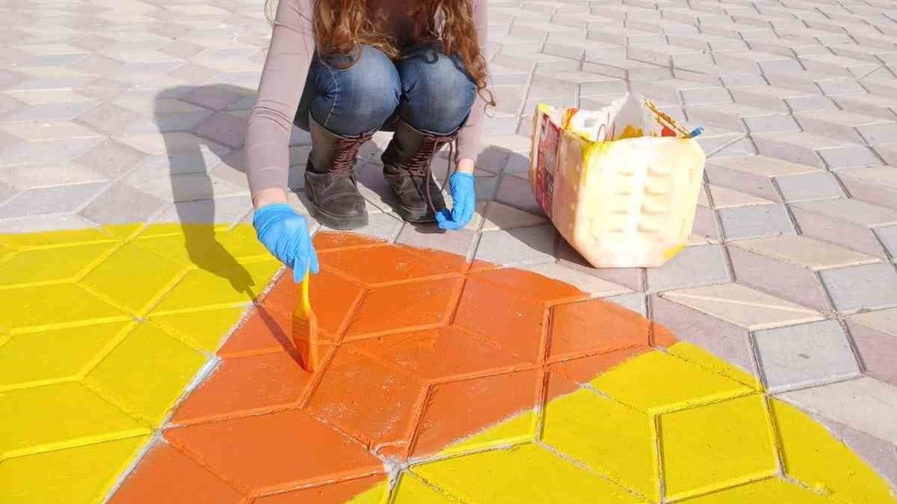 NÖHÜ gönüllü öğrencileri Selçuk İlkokulu bahçesini oyun alanlarına dönüştürdü