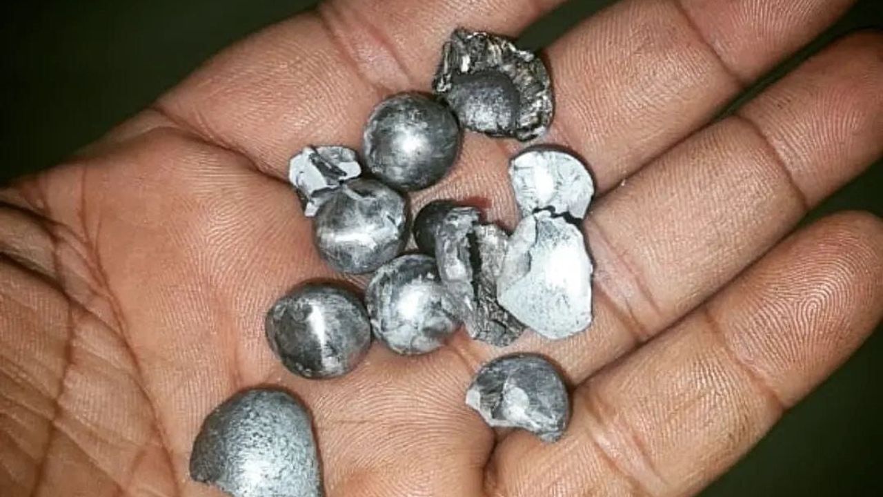 Novorossiysk'te hasar gören 'Arlan' tankeri 14 Kasım saldırısı sonrası İstanbul Boğazı'ndan geçti