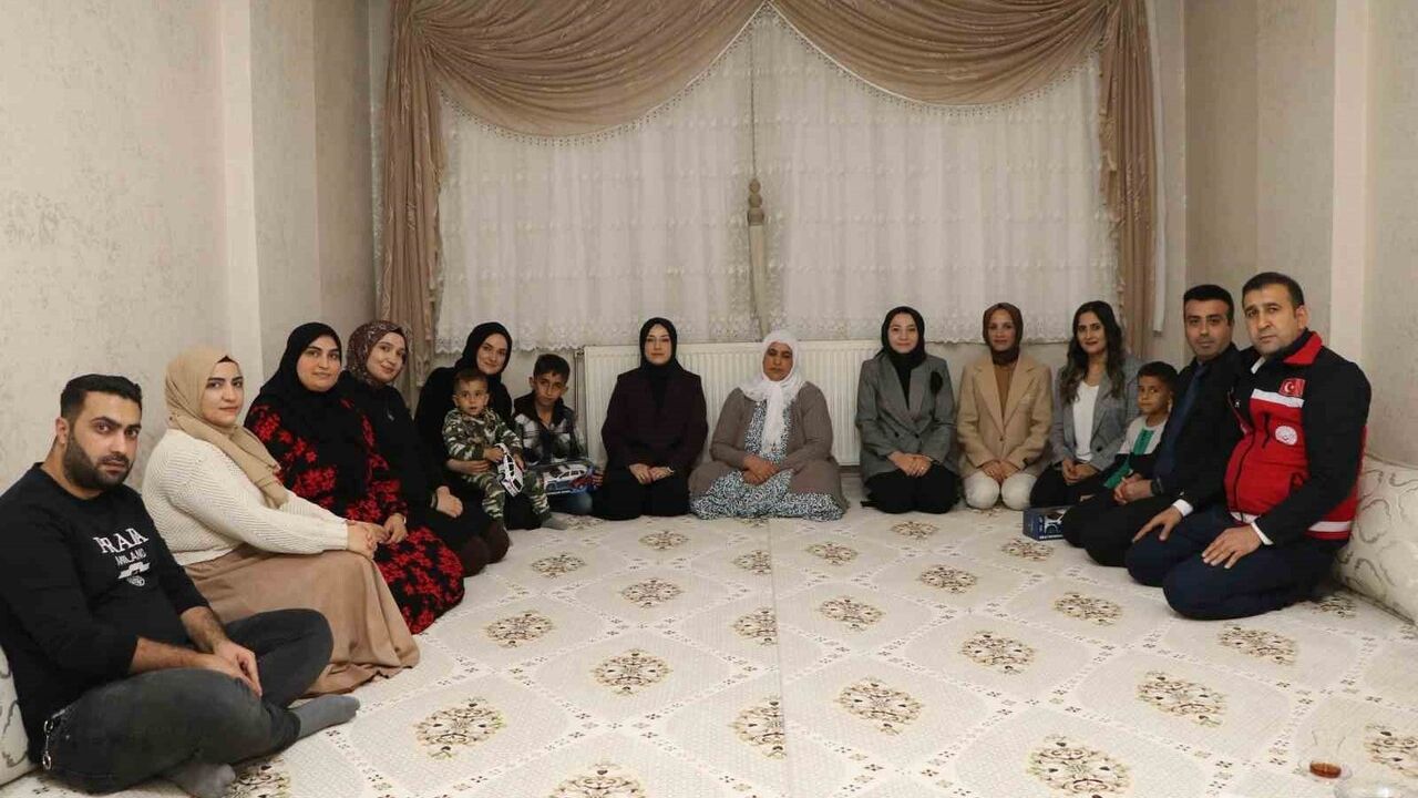 Nurten Kızılkaya Eruh'ta şehit ailesi, koruyucu aile ve kadın üreticilerle buluştu