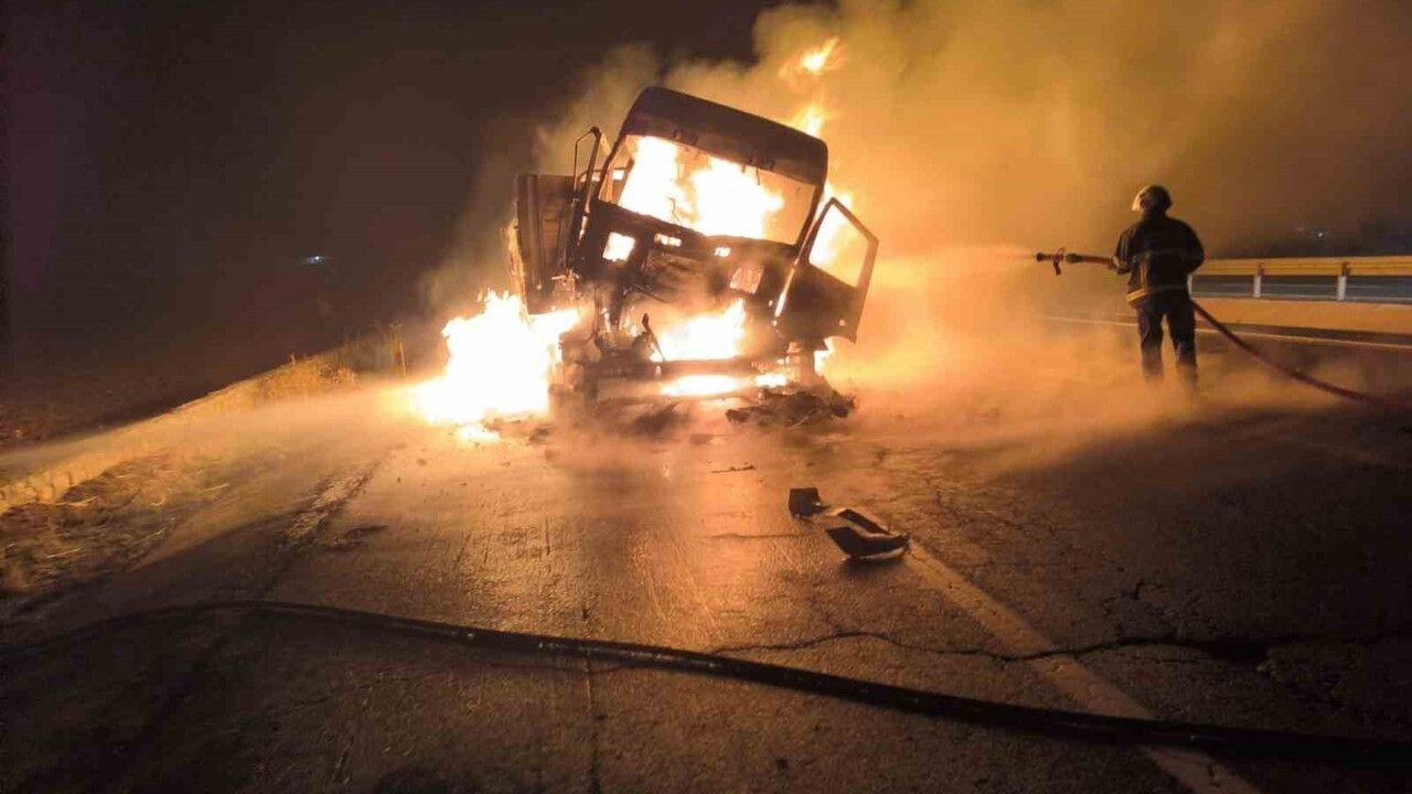 Nusaybin'de iki tır çarpıştı: Girmeli Mahallesi'nde bir tır yandı, can kaybı yok