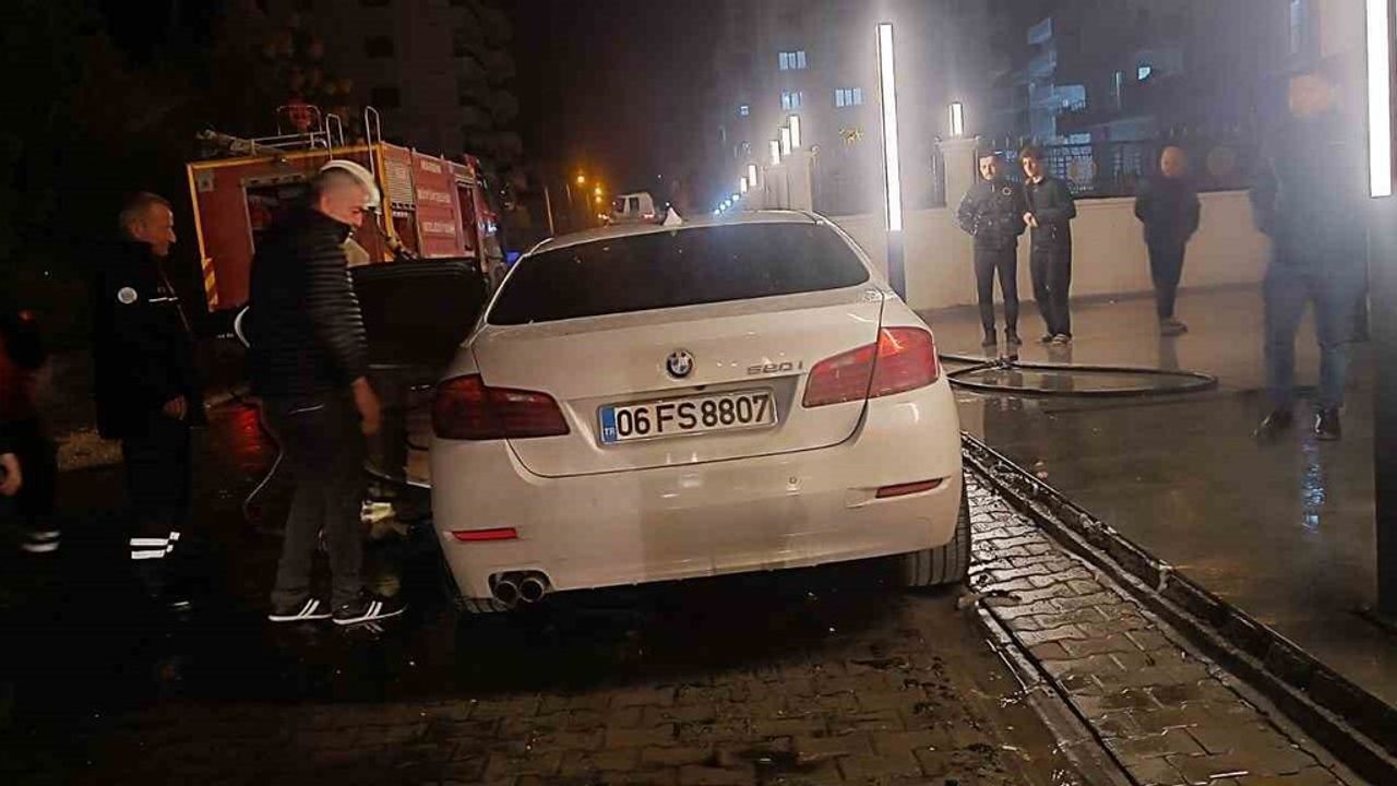 Nusaybin'de Park Halindeki Lüks Otomobil Alev Aldı; Araç Kullanılamaz Hale Geldi