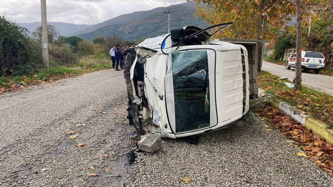 Ödemiş'te traktörün şerit değiştirmesi üzerine manevra yapan kamyonet devrildi; sürücü yaralandı