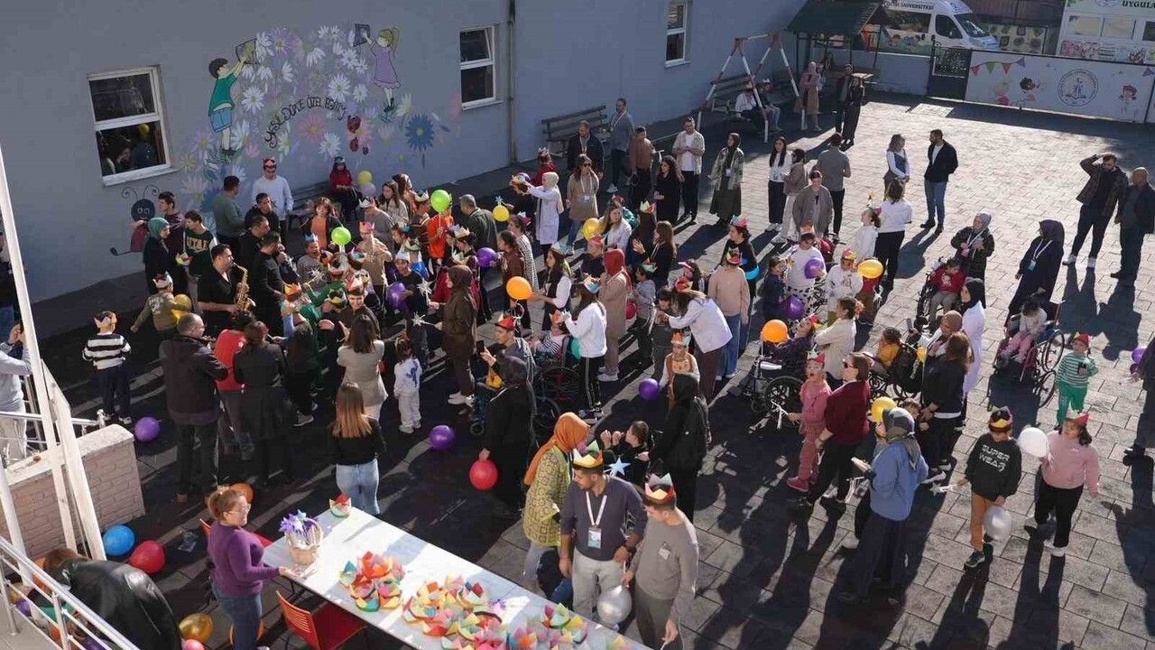 Okul Bahçesi Şenlik Alanına Döndü: Düzce Belediyesi Çocuk Üniversitesi'nin Dünya Engelliler Günü Etkinliği