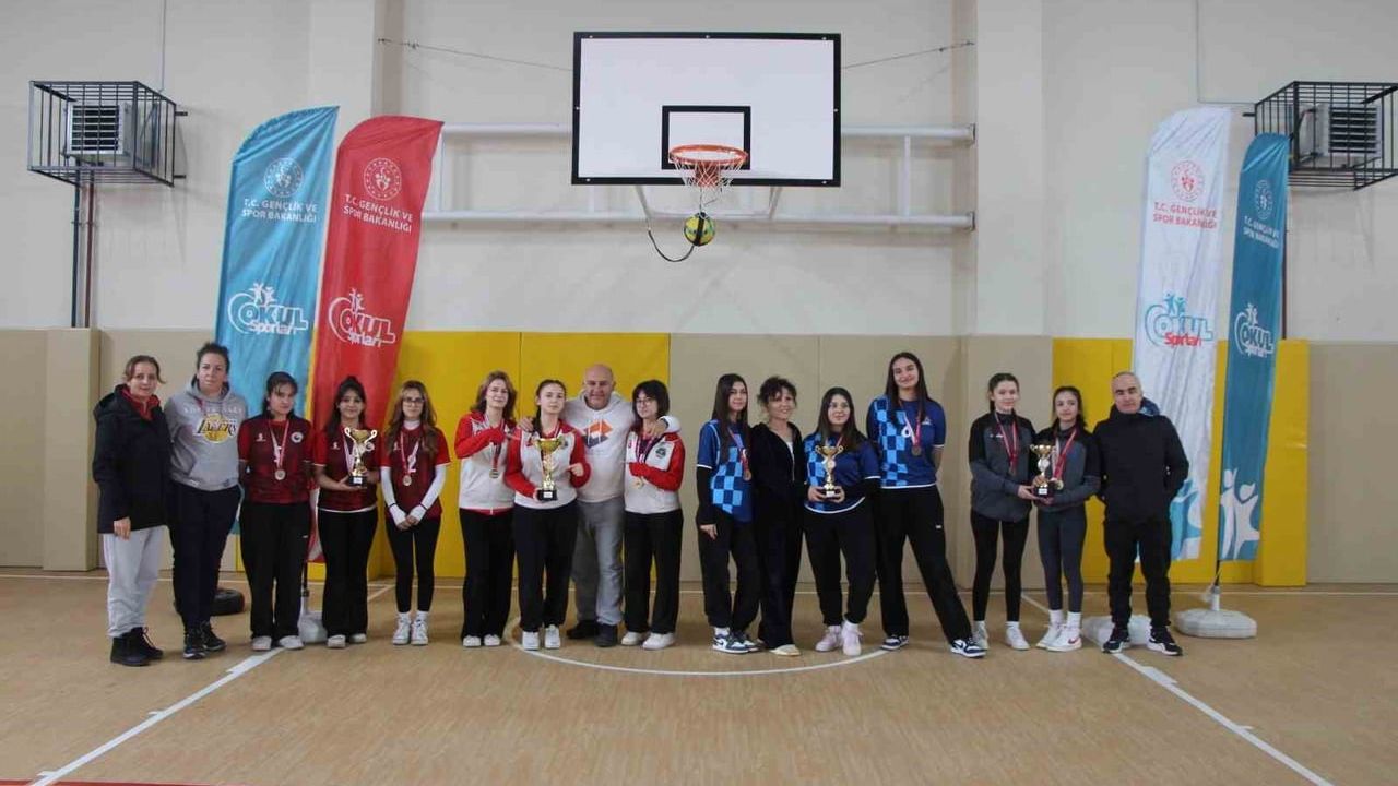 Okul Sporları Floor Curling Gençler Müsabakaları İsmet Paşa Ortaokulu'nda tamamlandı