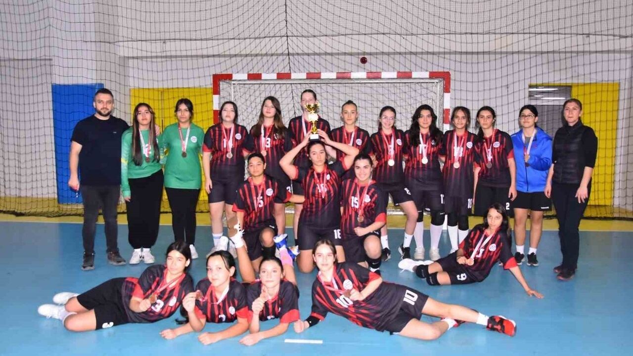 Okul Sporları Hentbol Yıldız Kızlar Müsabakaları Sona Erdi: Melahat Ünügür Ortaokulu Şampiyon