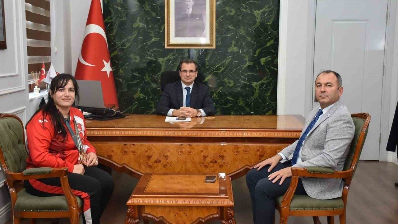 Olimpiyat madalyalı judocu Yadigar Talayhan’a Kaymakam Ali Güldoğan’dan plaket