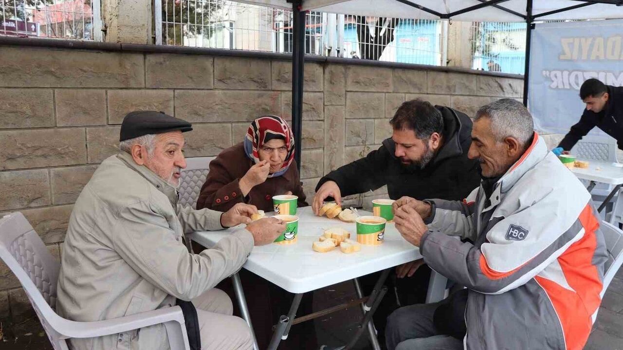Oltu Belediyesi halk pazarında pazarcılara ücretsiz çorba ikramı başlattı
