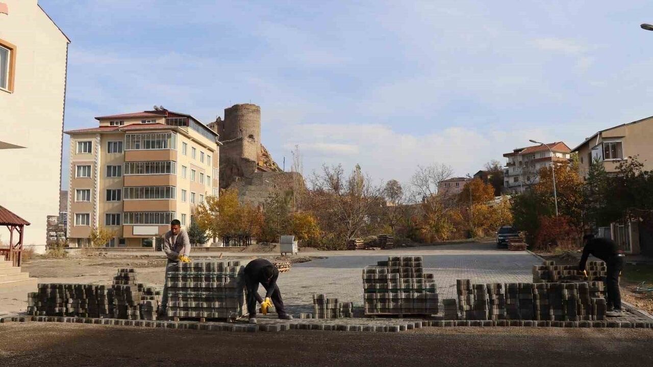Oltu'da 115 bin metrekare kilit parke döşeme çalışması tamamlandı