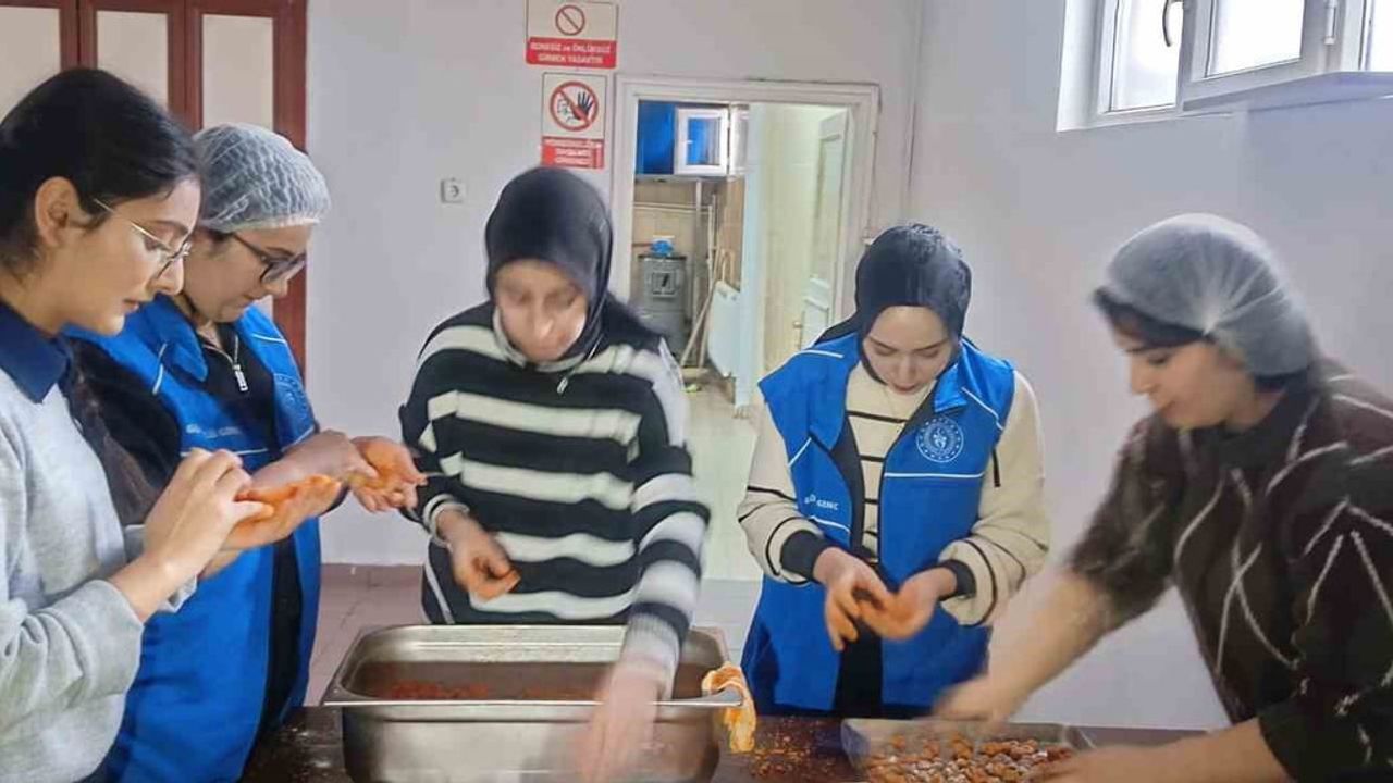 Oltu'da Gençlik Merkezi Gastronomi Kulübü öğrencileri yöresel mutfakta deneyim kazandı