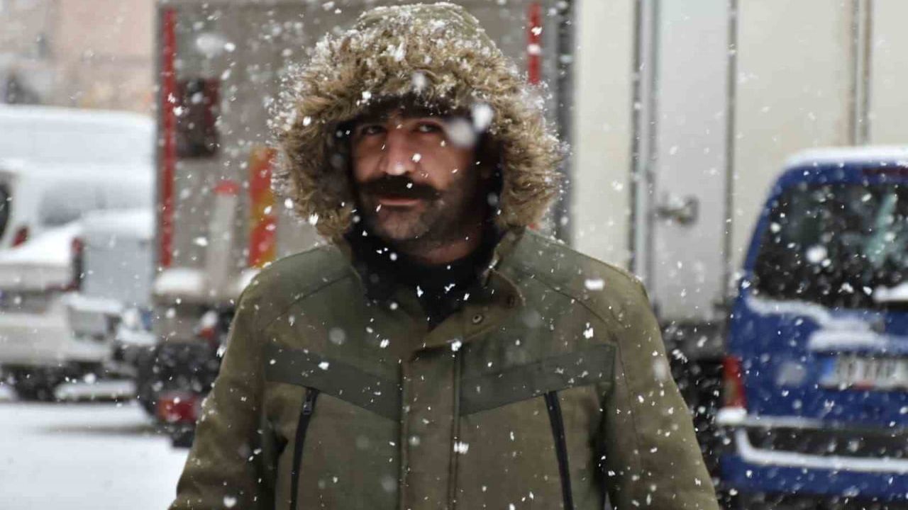 Oltu'ya mevsimin ilk karı düştü: Kar kalınlığı yer yer 7 santimetre