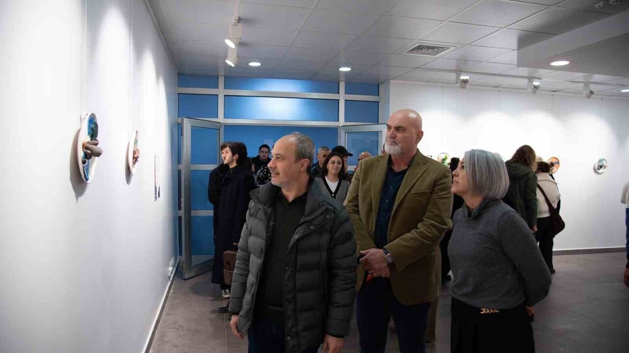 OMÜ'de 'Mavi Yolculuk' sergisi: Doç. Dr. Fidan Tonza Helvacıkara'nın seramik ve cam çalışmaları