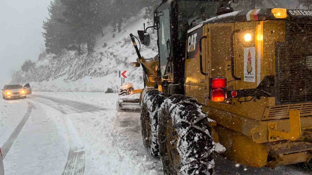 Onikişubat Belediyesi 60 araç ve 150 personelle karla mücadelede sahada
