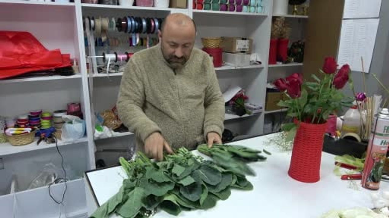 Ordu’da çiçekçi gül buketlerini karalahanayla süslüyor