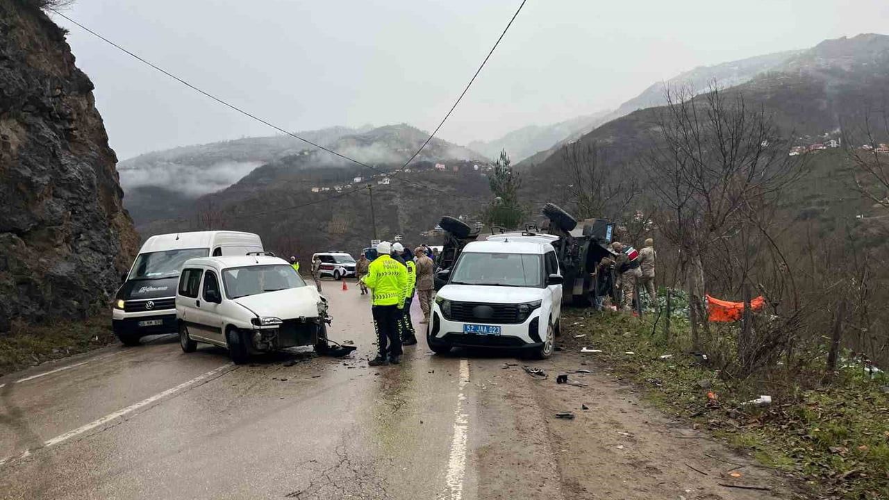 Ordu’da Kabataş’ta askeri araç ticari araçla çarpıştı, devrildi