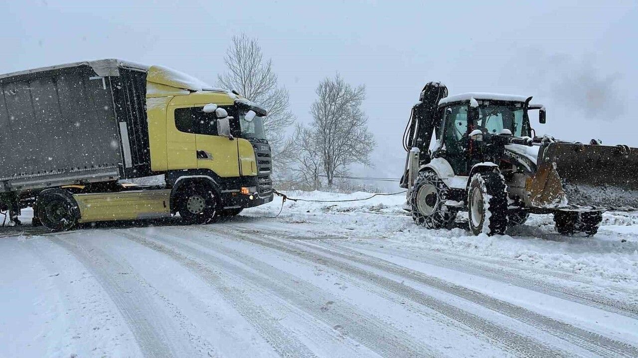 Ordu’da karla mücadele: 134 mahalle yolu açıldı, 15 hastaya ve 7 cenazeye müdahale
