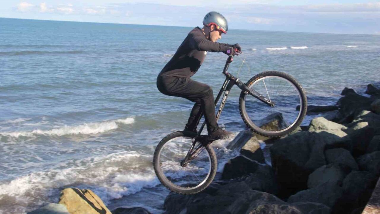 Ordu'da trial bisikletçi Furkan Şahin, Altınordu sahilini antrenman parkuruna dönüştürdü
