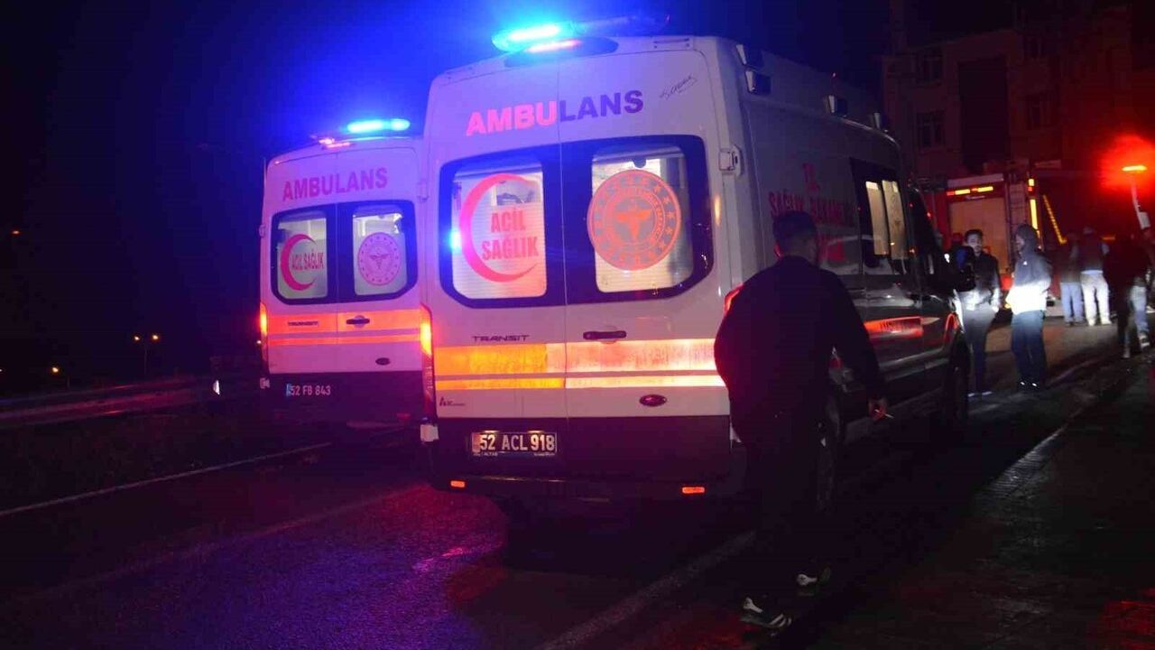 Ordu'nun Ünye ilçesinde hafif ticari araç ile otomobil çarpıştı: 1 ölü, 4 yaralı