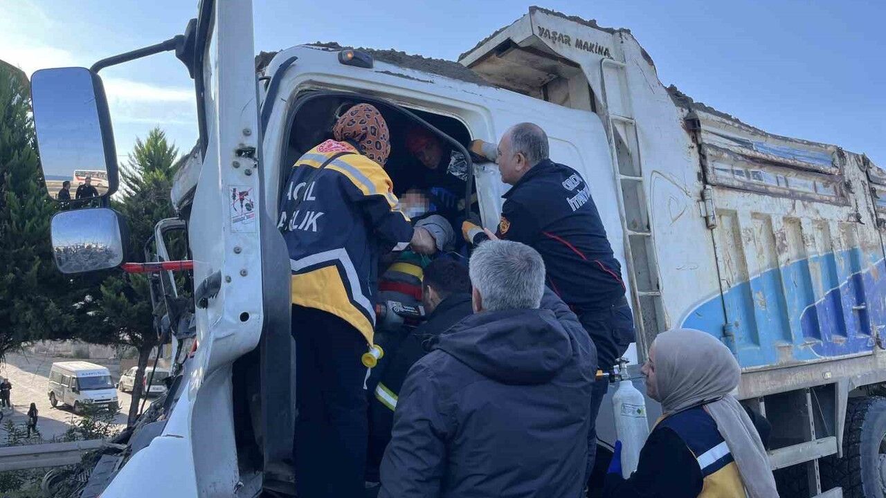 Ordu Ünye’de tır ile kamyon çarpıştı: Kamyon sürücüsü itfaiye tarafından kurtarıldı