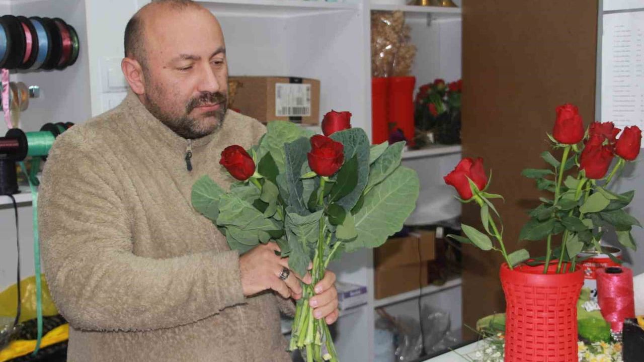 Ordulu çiçekçi Mevlüt Kuvan, gül buketlerini karalahanayla süslüyor