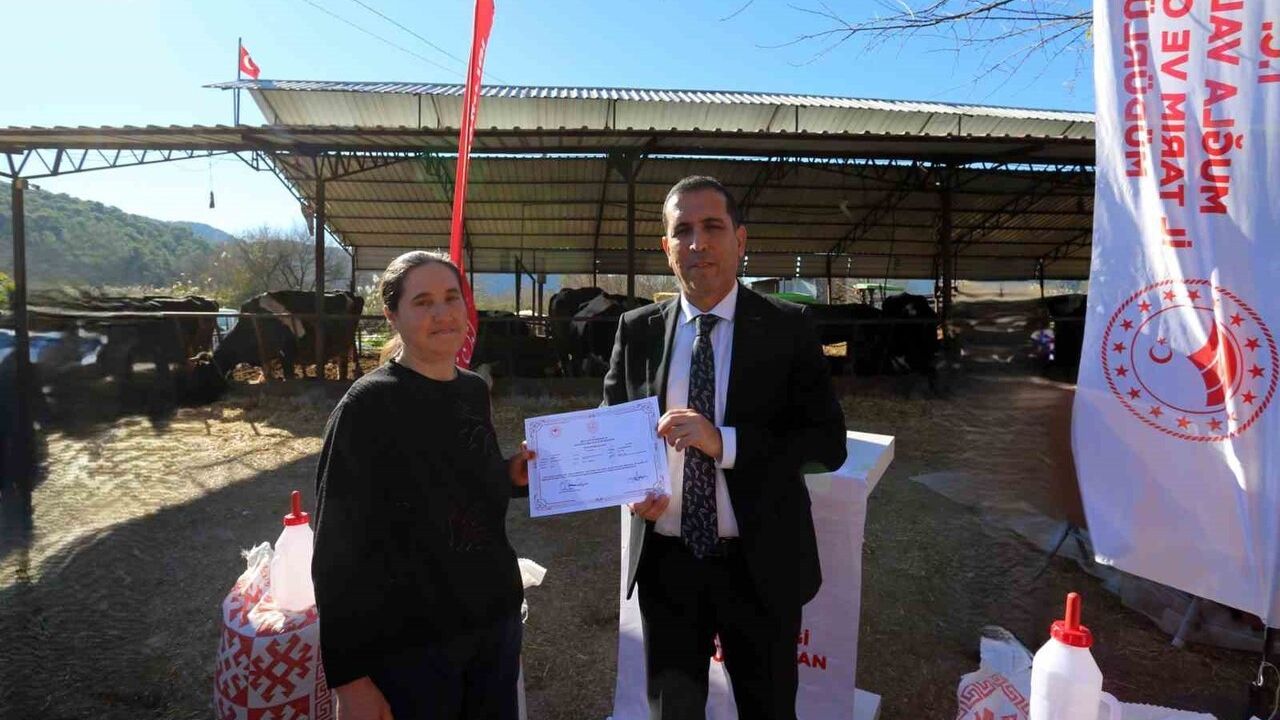 Ortaca’da 40 saatlik sağım hijyeni kursunu tamamlayan 30 üreticiye sertifika verildi